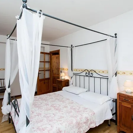 Podere Caldaruccio La Pineta Chalet בית נופש