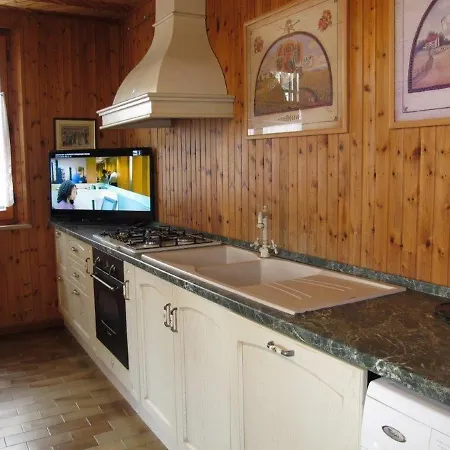 Podere Caldaruccio La Pineta Chalet בית נופש